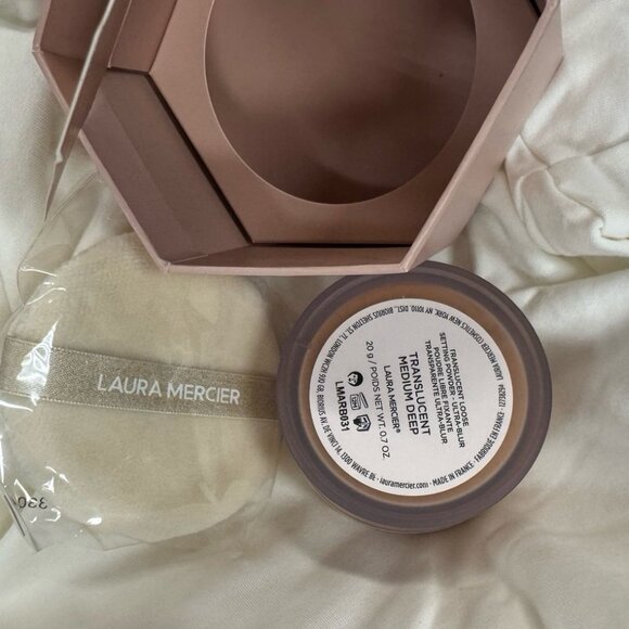 Laura Mercier Translucent Loose Setting Powder and Puff Medium Deep Gift Wrapped - Picture 8 of 9